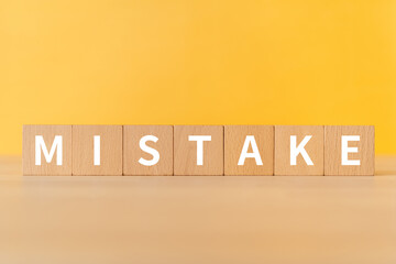 ミスのイメージ｜「MISTAKE」と書かれた積み木