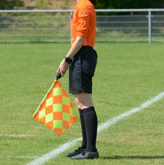 l'arbitre de touche féminine au football	