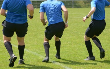 les arbitres à l'échauffement sur le terrain de football avant-match