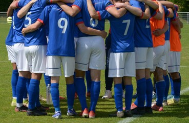 l'accolade de l'équipe de football sur le terrain avant-match