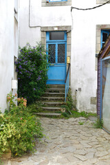 cour intérieure escalier et porte bleue