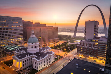 Fototapeta na wymiar St. Louis, Missouri, USA downtown cityscape with the arch and courthouse