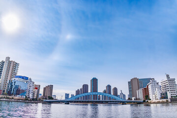 東京の川を航行する船から見る風景