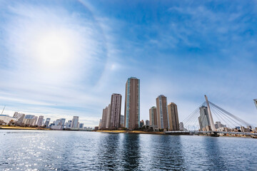 東京の川を航行する船から見る風景