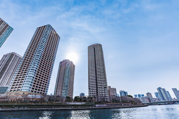 Obraz premium 東京の川を航行する船から見る風景