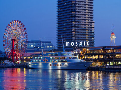 夕暮れの神戸港 モザイク大観覧車と観光船コンチェルト