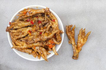 
South African township delicacy, cooked chicken feet or walkie talkies with onion and sauce
 - obrazy, fototapety, plakaty