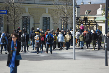 Viele Besucher beim weltberühmten Schloss Schönbrunn in Wien, Österreich