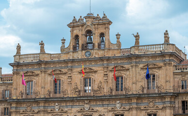 Fototapeta na wymiar Hermosa fachada siglo XVIII del ayuntamiento de Salamanca en la plaza mayor, España