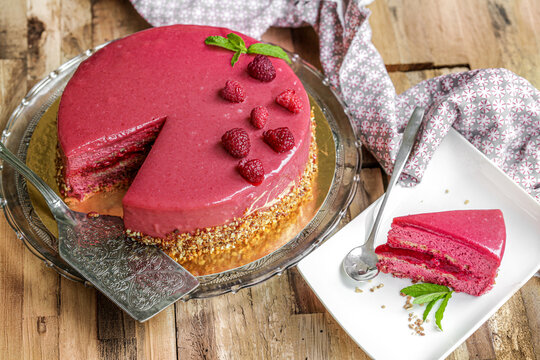 entremet &agrave; la framboise sur table en bois rustique