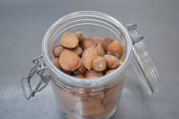 bocal, noisettes et amandes