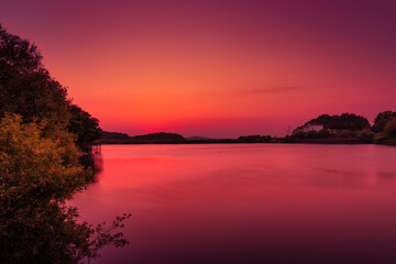 Obraz na płótnie Canvas sunset of the lake