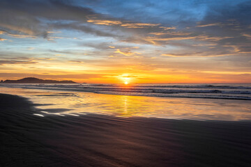 Sol nascendo na praia