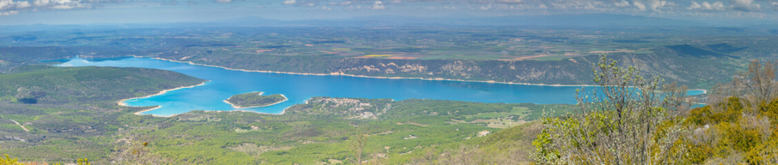 Fototapeta na wymiar Vue Panoramique du Lac de Sainte-Croix dans le sud de la France .