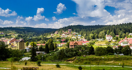 Fototapeta na wymiar many big cottages in the valley in the Ukrainian Carpathians