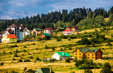 Fototapeta na wymiar houses in the valley in the Ukrainian Carpathians