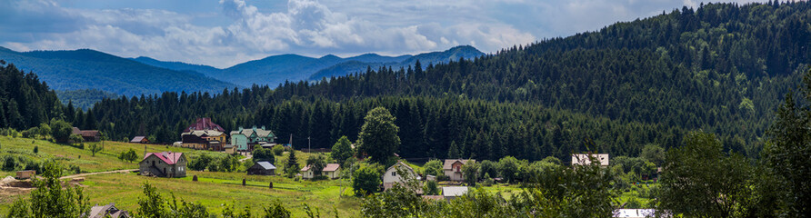 Fototapeta na wymiar houses in the valley in the Ukrainian Carpathians