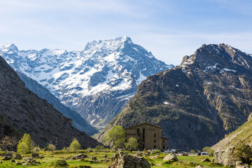 Fototapeta na wymiar Refuge du Gioberney, au pied du sommet du Sirac dans la Vallée du Valgaudemar