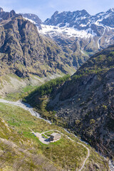 Refuge du Gioberney au bord d'un torrent au fond Cirque du Gioberney dans la Vallée du Valgaudemar