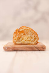 Croissant cortado por la mitad