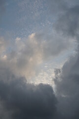 Cumulus, Haufenwolken am abendlichen Himmel, reiner Wolkenhimmel, vertikal