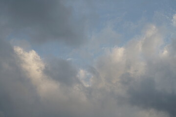 Cumulus, Haufenwolken am abendlichen Himmel, reiner Wolkenhimmel