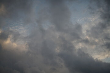 Fototapeta na wymiar Hoch oben im Himmel, Durchblick, Cumulus und Gewitter