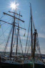 Obraz premium Der Hafen von Husavik. Húsavík liegt an der Skjálfandi Bucht im Norden von Island.