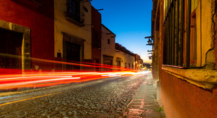 Obraz premium Calle de noche en san miguel de allende.