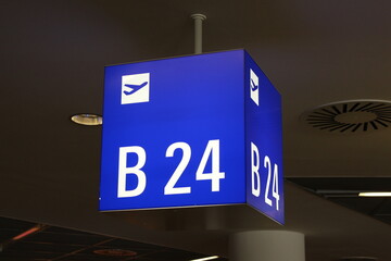 Gate im Flughafen B24