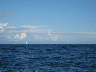 Ocean with small ship. Blick auf das Meer. Ein kleines Boot am Horizont