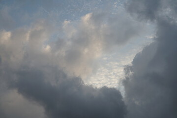 Schönes und elegantes Gebilde aus unterschiedlichen Wolken am abendlichen Himmel