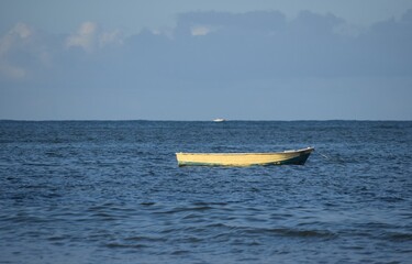 barco no mar