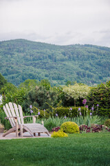 Miejsce na wypoczynek, fotel ogrodowy na tarasie w zielonym ogrodzie z widokiem na góry