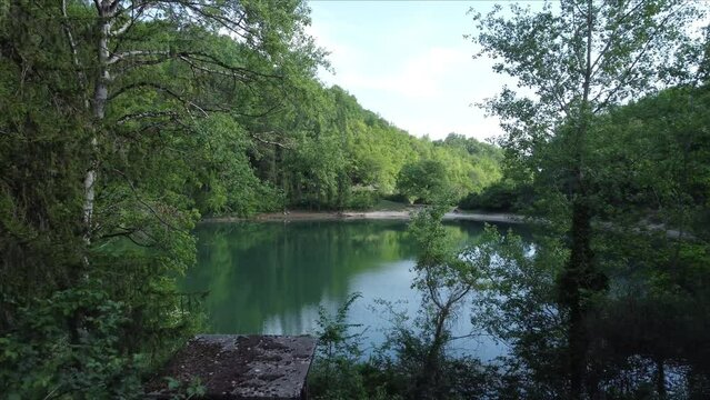 Immagine aerea di uno dei laghi di Percile, sui monti Lucretili. Anche se si trovano in provincia di Roma questi bacini di acqua dolce somigliano a dei laghi alpini