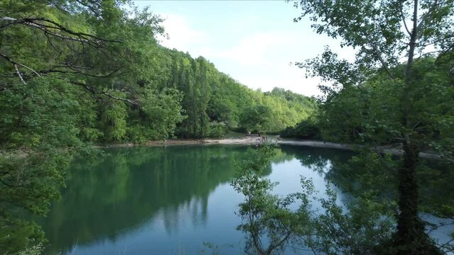 Immagine aerea di uno dei due lagustelli di Percile,  che somigliano a dei laghi alpini ma si trovano sui monti Lucretili, a poca distanza da Roma. 
