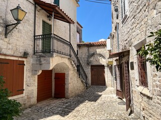 Fototapeta na wymiar Courtyard in the old town of Trogir, Croatia