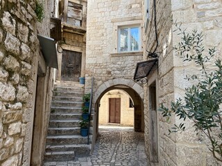 Fototapeta na wymiar Alleyway in the old town of Trogir, Croatia