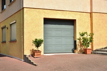 Moderne Beton-Garage mit Automatik-Tor in der Hauszufahrt