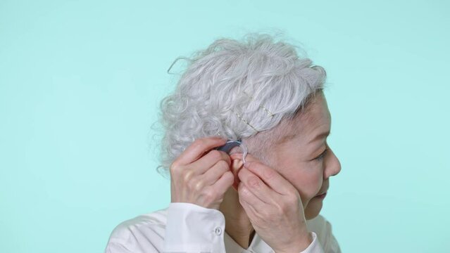 補聴器をつけるシニア女性