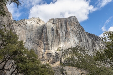 Fototapeta na wymiar Upper Yosemite Falls Trail view