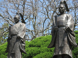 熊本市にある水前寺成趣園に立つ熊本藩主、細川藤孝と細川忠利の銅像