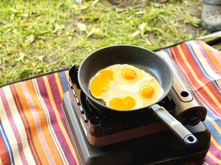 レジャーシートの上で作る目玉焼き