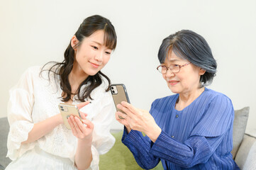 スマホを高齢者に教えるイメージ