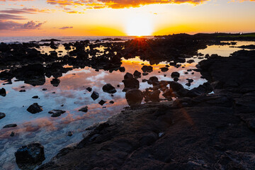 Obraz na płótnie Canvas Sunset Rreflection on The Keiki Beach Queens Bath, Kailua-Kona, Hawaii Island, Hawaii, USA