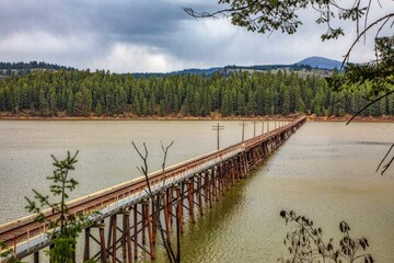 Obraz premium railroad tracks for a lake