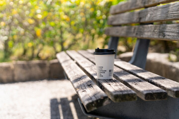 コーヒー　カップ　テイクアウト　ベンチ