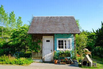 ローザンベリー多和田の小屋と扉と花
