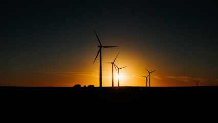 Obraz premium wind turbines at sunset