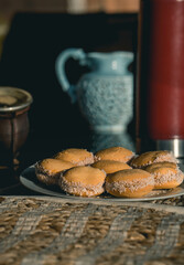 Alfajores de maicena, con mate de fondo © FaBuso